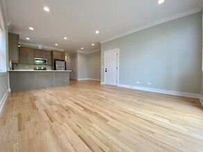 5667 W Higgins Ave in Chicago, IL - Building Photo - Building Photo