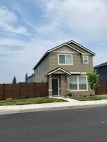 20546 SE Cameron Ave in Bend, OR - Building Photo