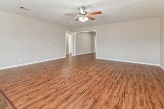 4303 Trail Lake Dr in Houston, TX - Foto de edificio - Building Photo