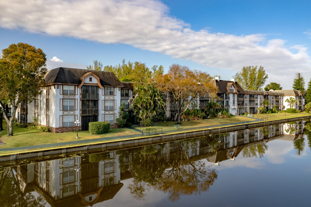 International Village/ Fully Furnished in Lauderhill, FL - Building Photo