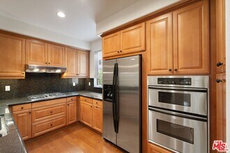 7101 Playa Vista Dr in Los Angeles, CA - Building Photo - Building Photo