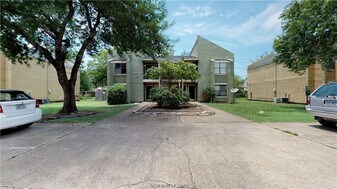 303 Manuel Dr in College Station, TX - Building Photo