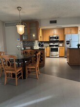 1226 N Hiatus Rd in Pembroke Pines, FL - Foto de edificio - Building Photo