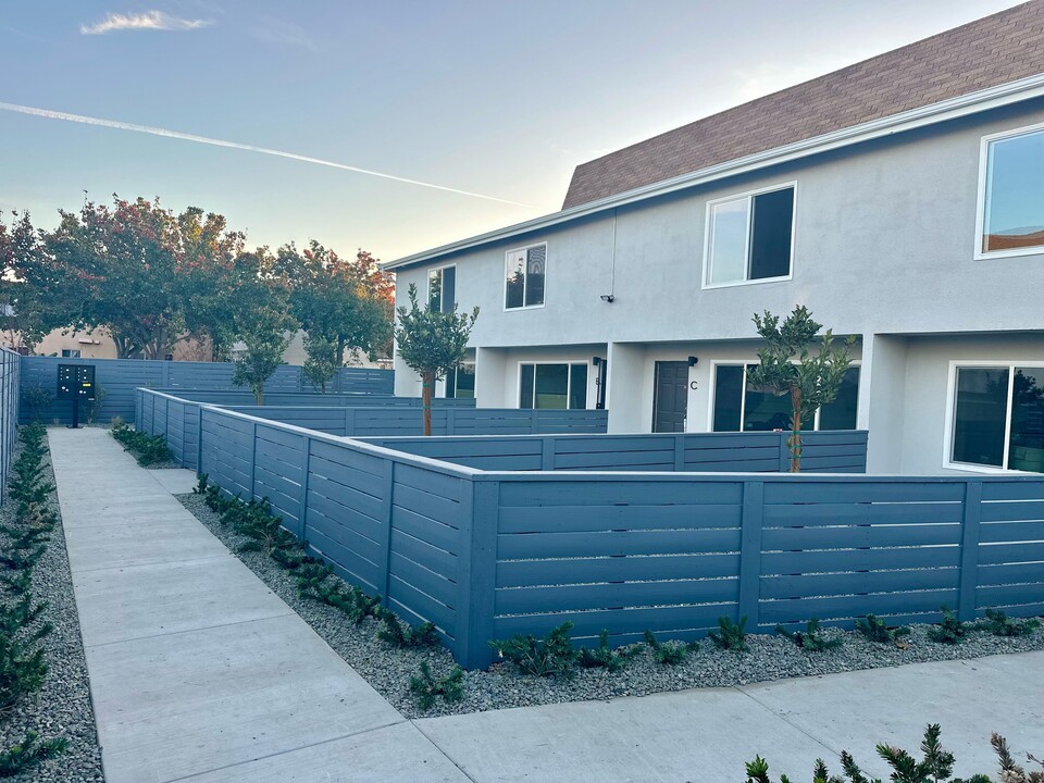 1024 Mission Townhomes in Costa Mesa, CA - Foto de edificio