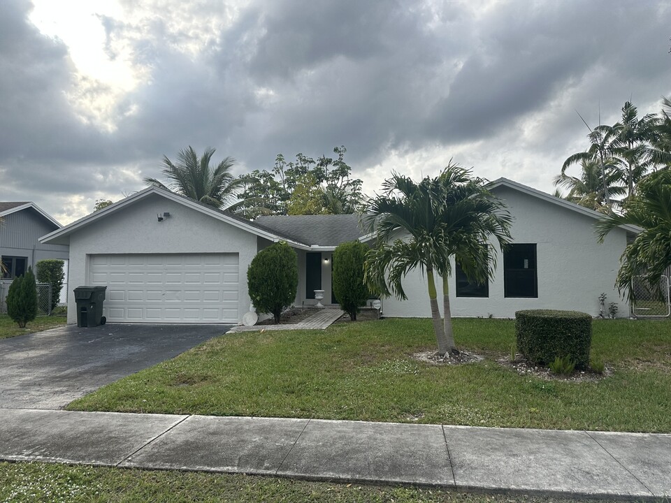 4299 NW 18th Ter in Oakland Park, FL - Building Photo