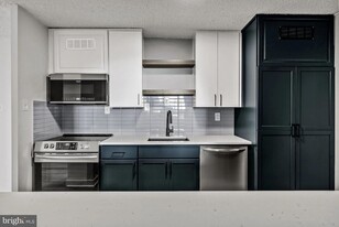 1500 Locust St, Unit 1B-2214 in Philadelphia, PA - Building Photo
