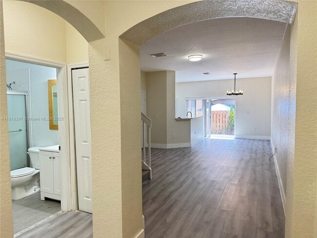 8246 NW 108th Ave in Doral, FL - Building Photo - Building Photo