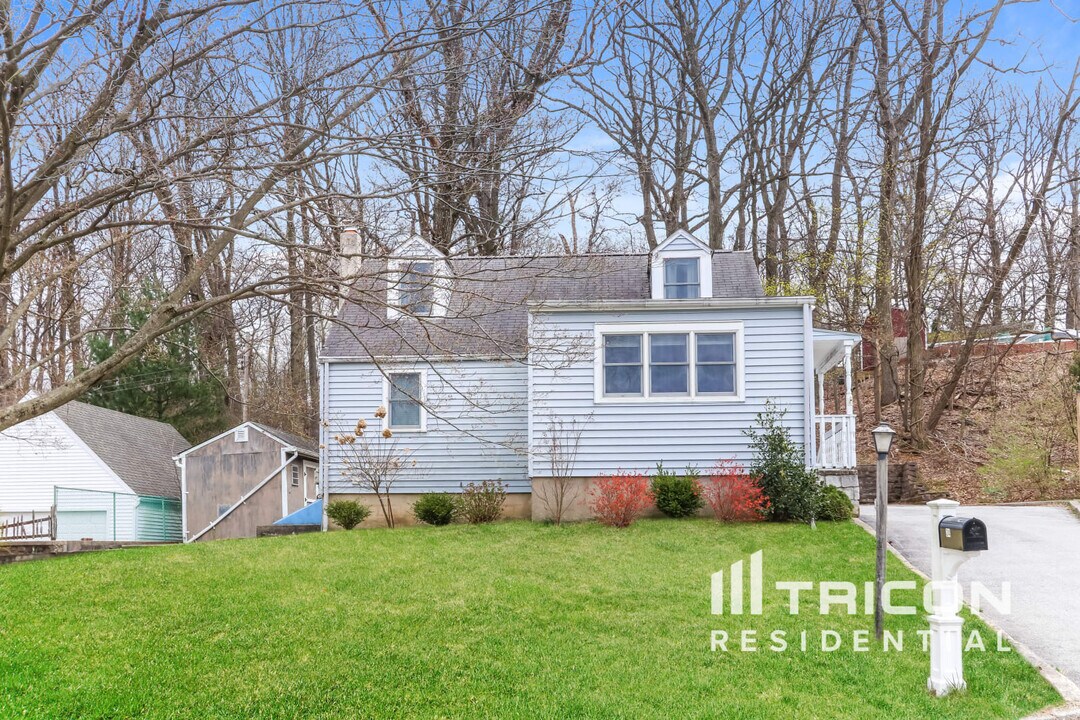 34 Fahnestock Rd in Malvern, PA - Building Photo