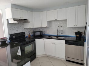 4401 Crystal Lake Dr-Unit -102 in Pompano Beach, FL - Building Photo - Building Photo