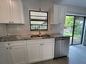 1807 Lk Crst Ave in Brandon, FL - Building Photo - Building Photo