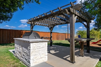 2010 Estrada Pkwy in Irving, TX - Building Photo - Building Photo