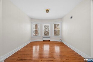 287 Hornblower Ave in Belleville, NJ - Building Photo