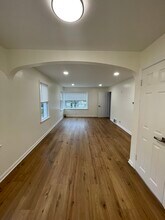 2059 12th St, Unit Upstairs Unit in Cuyahoga Falls, OH - Foto de edificio - Building Photo