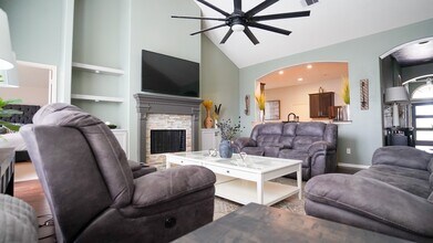 2109 Mooncrest Dr in Houston, TX - Building Photo - Building Photo