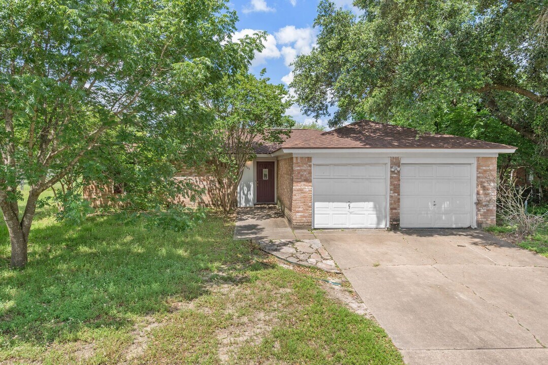 August 2026 Pre-Lease! Beautiful 3 Bed, 2 Bath House with Covered Patio! in College Station, TX - Building Photo