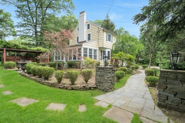 278 Maple St in Haworth, NJ - Foto de edificio - Building Photo