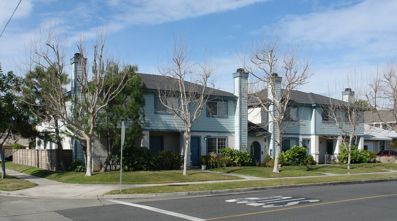 10711-10727 WALNUT Ave in Los Alamitos, CA - Foto de edificio