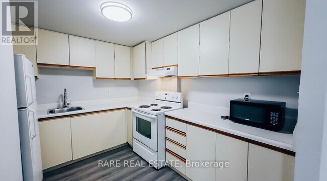 99 Bellevue Ave in Toronto, ON - Building Photo - Building Photo