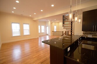 74 Browne St, Unit 4 in Brookline, MA - Building Photo - Building Photo