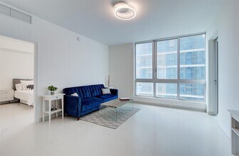 300 S Biscayne Blvd, Unit T-2104 in Miami, FL - Building Photo - Building Photo