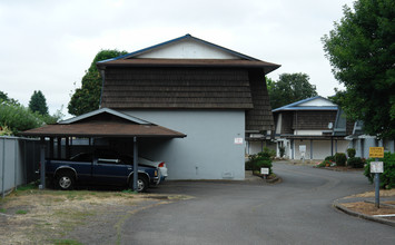 Santa Clara Village in Eugene, OR - Foto de edificio - Building Photo