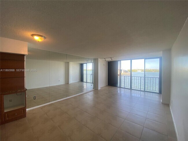 7899 NE Bayshore Ct in Miami, FL - Building Photo - Building Photo