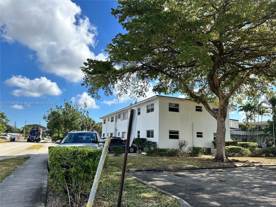 2458 Polk St in Hollywood, FL - Building Photo