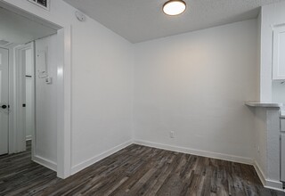 Regency Apartments in Arlington, TX - Building Photo - Building Photo