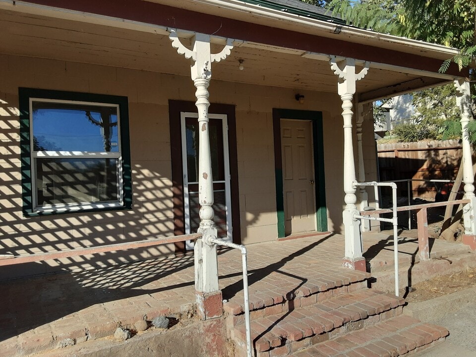 1323 Washington St in Red Bluff, CA - Building Photo