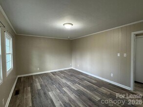 323 N Flint St in Lincolnton, NC - Foto de edificio - Building Photo