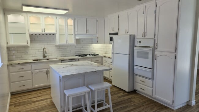 41072 Via Halcon in Temecula, CA - Foto de edificio - Building Photo