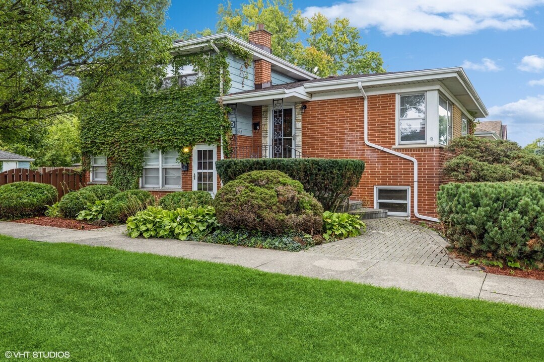 541 Barnsdale Rd in La Grange Park, IL - Building Photo