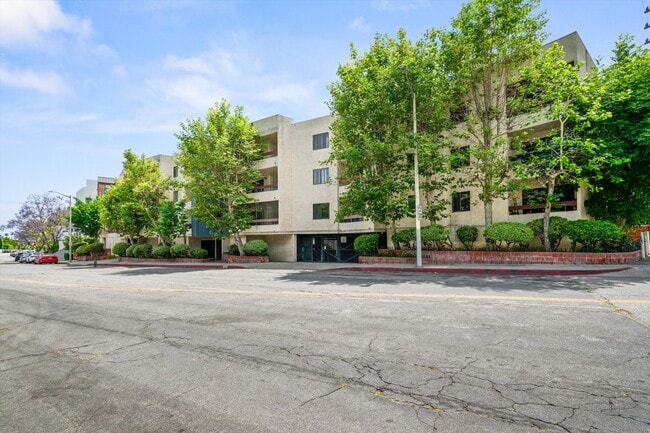 1037 N Vista St, Unit 305 in West Hollywood, CA - Building Photo - Building Photo
