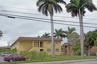 Le Jeune Gardens Estates in Miami, FL - Foto de edificio - Building Photo