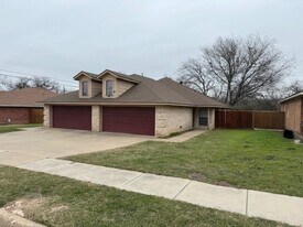 213 San Angelo Ave in Benbrook, TX - Building Photo