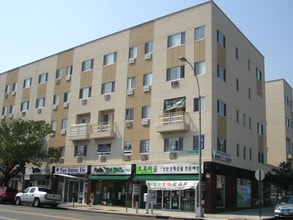 150-15 Northern Blvd in Flushing, NY - Building Photo - Building Photo