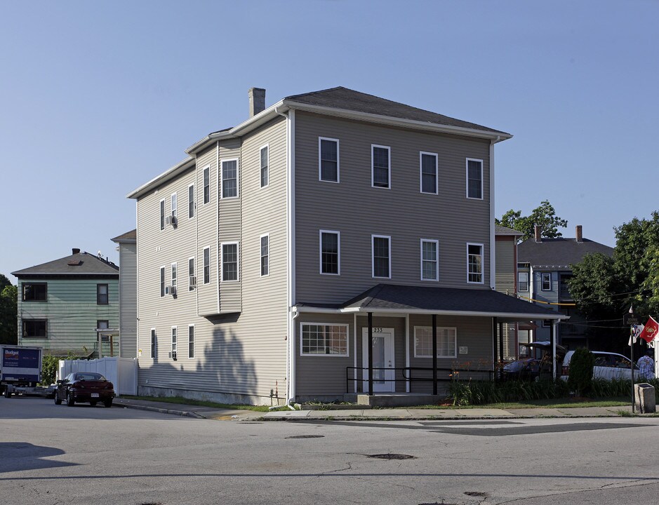 233 Canterbury St in Worcester, MA - Foto de edificio