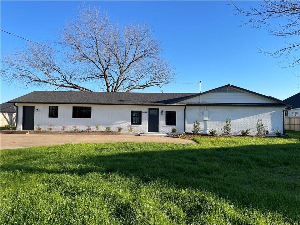 312 W Tate Ave in Robinson, TX - Building Photo
