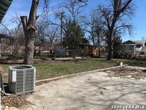 2650 E Houston St in San Antonio, TX - Building Photo - Building Photo