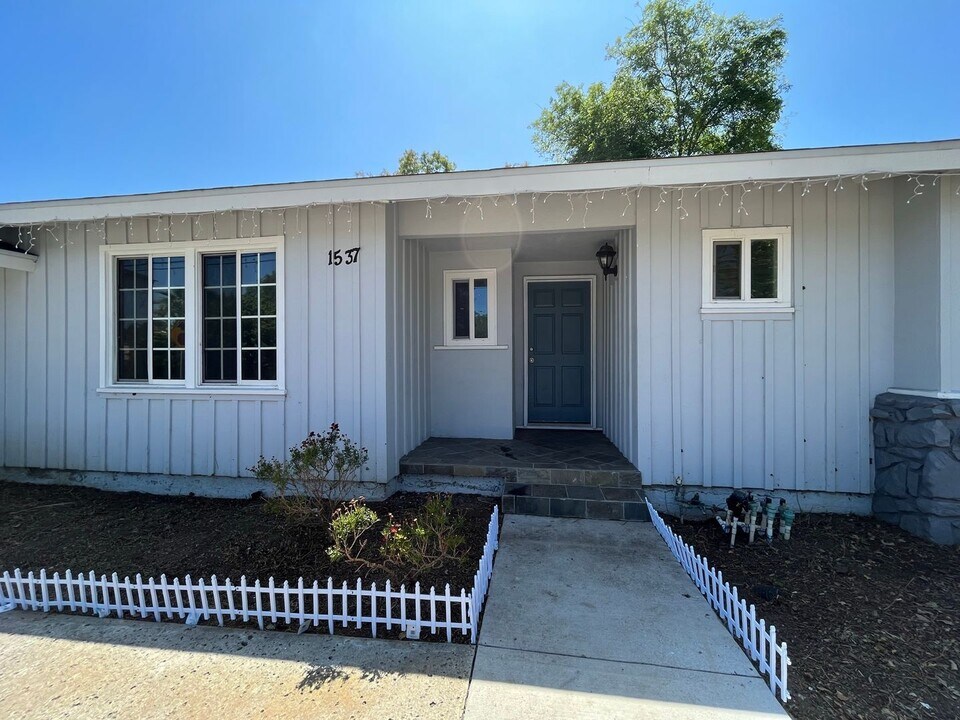 1537 Palomarcos Ave in San Marcos, CA - Building Photo