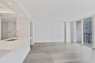 1756 N Bayshore Dr, Unit 31E in Miami, FL - Building Photo - Building Photo