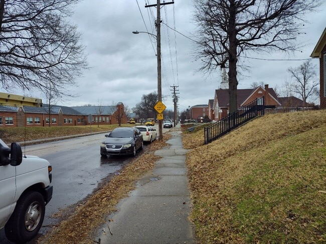 1369 Catalpa St in Louisville, KY - Foto de edificio - Building Photo
