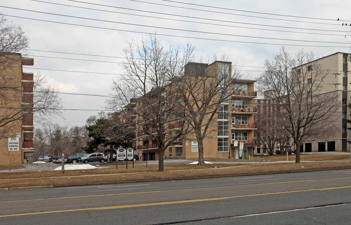 2356 Eglinton Ave E in Toronto, ON - Building Photo