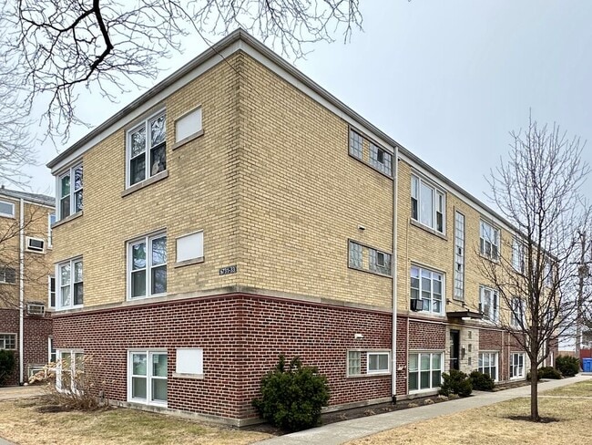6731 N California Ave, Unit E3 in Chicago, IL - Building Photo - Building Photo