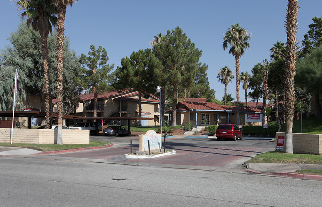 Country Hills Apartments in Desert Hot Springs, CA - Building Photo - Building Photo