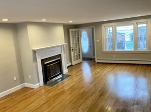 42 Little Nahant Rd in Nahant, MA - Foto de edificio - Building Photo