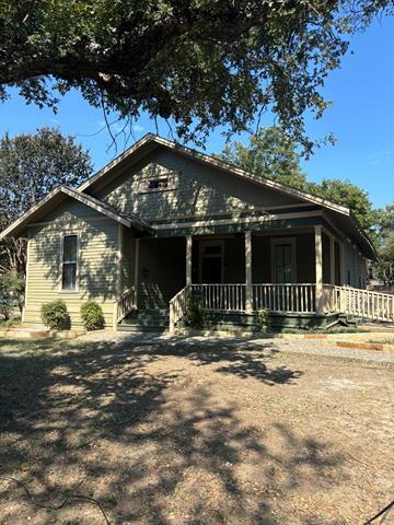 908 N Gaines St in Ennis, TX - Building Photo
