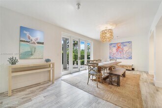 2449 S Bayshore Dr in Miami, FL - Building Photo - Building Photo