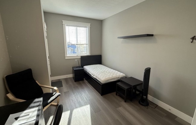 598 Hillcrest Ave in Nanaimo, BC - Building Photo - Building Photo