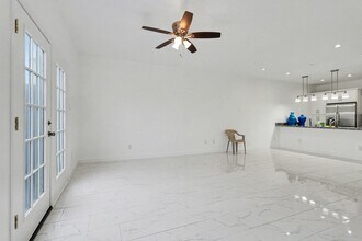 402 Wilcrest Dr in Houston, TX - Building Photo - Building Photo